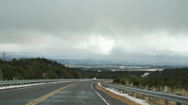 Perjalanan di Amerika Serikat dari Zion ke Bryce Canyon, mengemudi mobil di Utah. Menumpang perjalanan di Amerika, Route 89 ke Dixie Forest. Musim dingin perjalanan lokal, suasana tenang dan pegunungan salju. Tampilan dari mobil — Stok Video