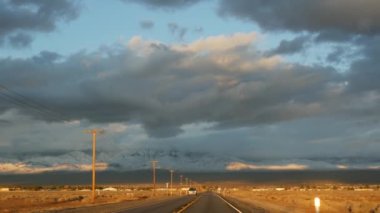 Ölüm Vadisi 'nden Las Vegas, Nevada' ya arabayla yolculuk. Amerika 'da otostop çekmek. Otoyol yolculuğu, dramatik atmosfer, günbatımı dağı ve Mojave çölleri. Arabadan görüntüle