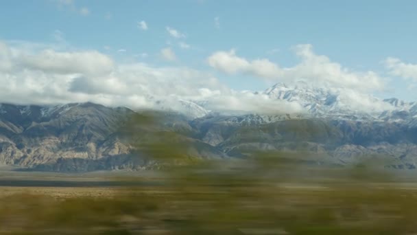 Road trip à Death Valley, voiture de conduite en Californie, États-Unis. Voyage en auto-stop en Amérique. Autoroute, montagnes et désert sec, climat aride sauvage. Passager POV depuis la voiture. Voyage au Nevada — Video