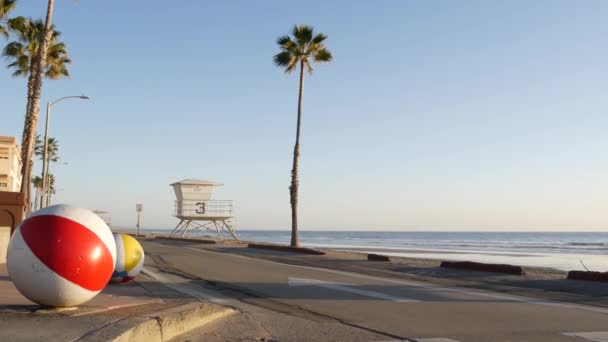 Oceano spiaggia California Stati Uniti. Palla, torre del bagnino, rifugio della torre di guardia, palma sulla spiaggia. — Video Stock
