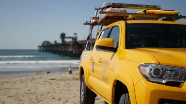 Carro salva-vidas amarelo, praia oceânica Califórnia EUA. Busca de resgate caminhão, salva-vidas veículo. — Vídeo de Stock