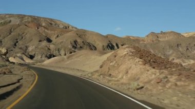 Ölüm Vadisi 'ne yolculuk, Artists Palette Drive, California USA. Otostop çekerek Amerika 'ya gitmek. Otoyol, renkli çıplak dağlar ve kurak iklim yabanı. Arabadan görüntü. Nevada 'ya yolculuk