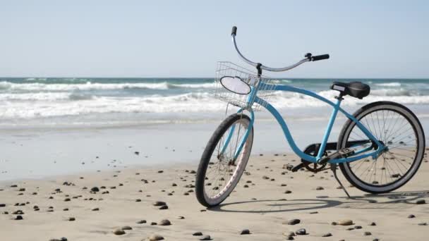 Fahrrad Cruiser Fahrrad am Ozeanstrand Kalifornien Küste USA. Blauer Sommerzyklus, Sand und Wasserwelle — Stockvideo