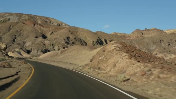 Road trip to Death Valley, Artists Palette drive, California USA. Autostop auto in viaggio in America. Autostrada, montagne nude colorate e clima arido deserto. Vista dalla macchina. Viaggio in Nevada — Video Stock