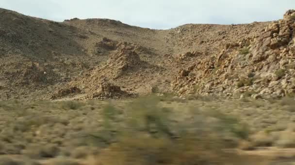 Roadtrip vom Grand Canyon, Arizona USA. Autofahren, Route nach Las Vegas Nevada. Per Anhalter durch Amerika, lokale Reise, Wild-West-Atmosphäre, Indianerland. Wildnis durch Autoscheibe. — Stockvideo