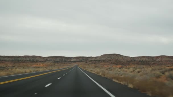 Autókirándulás Grand Canyonba, Arizona USA, autóval Utah-ból. 89-es út. Stoppolás utazik Amerikában, helyi utazás, vad nyugati nyugodt légkör indián földek. Autós szélvédőn keresztüli országúti kilátás — Stock videók