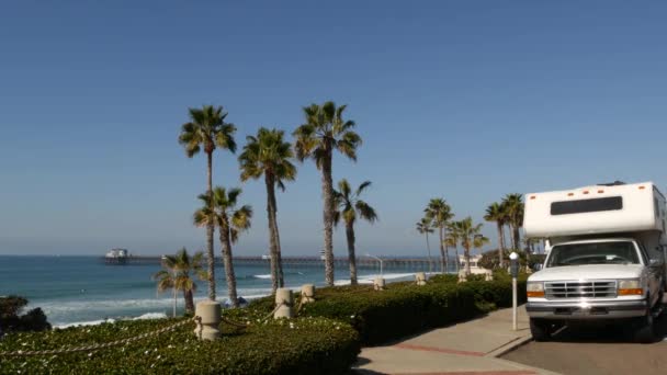 Remorque camping-car ou caravane pour le road trip. Ocean beach, Californie États-Unis. Camionnette camping-car, camping-car. — Video