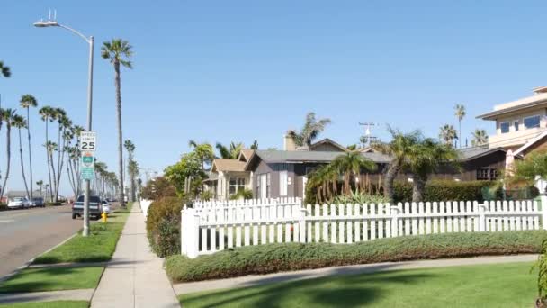 Case su strada suburbana, California USA. Edifici generici, quartiere residenziale vicino a Los Angeles. — Video Stock