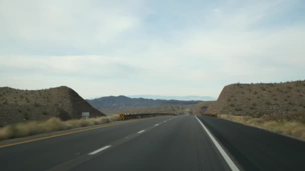 Guida auto, percorso per Las Vegas, Nevada Stati Uniti. Viaggio da Grand Canyon, Arizona. Autostop in viaggio in America, terre selvagge dell'India occidentale, deserto e montagne. Wilderness attraverso il finestrino dell'auto — Video Stock