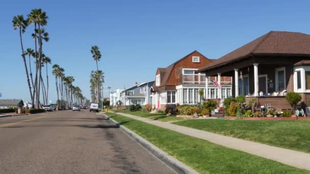 California 'nın banliyö sokağındaki evler. Genel binalar, Los Angeles yakınlarındaki yerleşim yerleri.. — Stok video