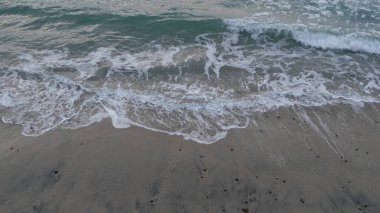 Pasifik Okyanusu 'ndaki büyük dalgalar, Kaliforniya sahili ABD. Su yüzeyi dokusu ve deniz köpüğü.