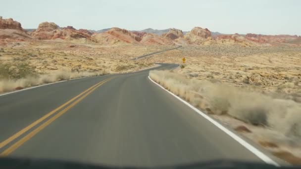 Viaggio in auto nella Valley of Fire, Las Vegas, Nevada, USA. Autostop in viaggio in America, viaggio in autostrada. Formazione rocciosa aliena rossa, deserto del Mojave sembra Marte. Vista dalla macchina — Video Stock