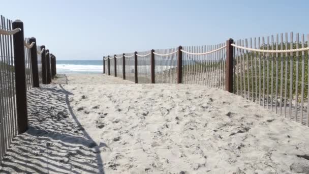 Літні хвилі на пляжі, штат Каліфорнія, США. Тихоокеанське узбережжя, пікетний паркан на березі моря.. — стокове відео