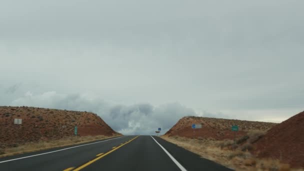 Road trip naar Grand Canyon, Arizona USA, autorijden vanuit Utah. Route 89. Liften reizen in Amerika, lokale reis, wilde west rustige sfeer van indiaanse landen. Snelwegzicht door autoruiten — Stockvideo