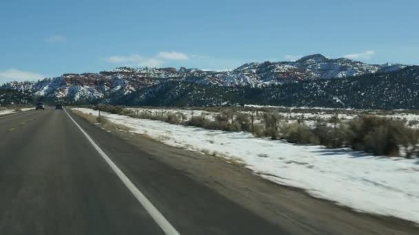 Road trip i USA från Zion till Bryce Canyon, bilkörning i Utah. Liftar i Amerika, väg 89 till Dixie Forest. Vinter lokal resa, lugn atmosfär och snö berg. Utsikt från bilen — Stockvideo