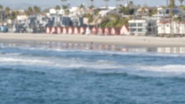 Limandan Pasifik Okyanusu kıyısına. Deniz dalgası. Sahilde tatil. Kaliforniya Amerika. Palmiye ağacı ve kulübeler