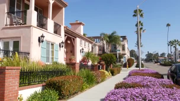 Case su strada suburbana, California USA. Edifici generici, quartiere residenziale vicino a Los Angeles. — Video Stock