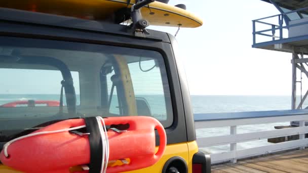 Carro salva-vidas amarelo, praia oceânica Califórnia EUA. Busca de resgate caminhão, salva-vidas veículo. — Vídeo de Stock