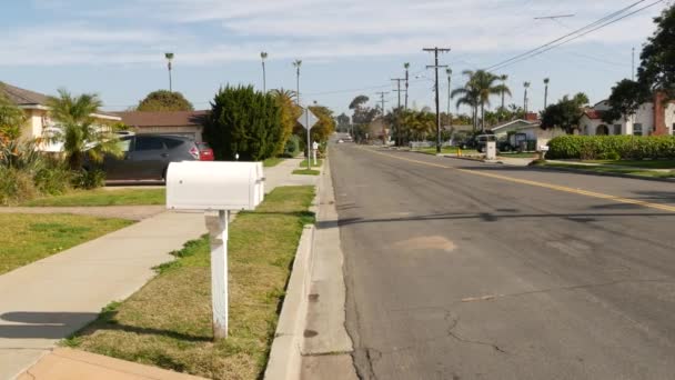 Rumah-rumah di pinggiran jalan, California USA. Bangunan umum, perumahan kabupaten dekat Los Angeles. — Stok Video