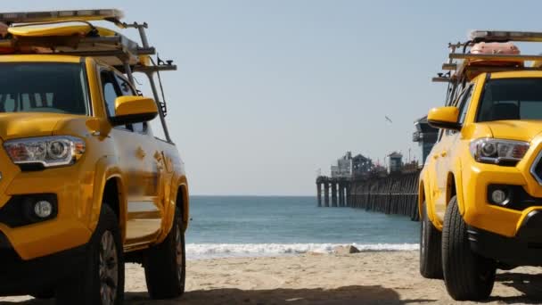 Macchina bagnino gialla, spiaggia oceanica California USA. Salvataggio pick up camion, salvavita veicolo. — Video Stock