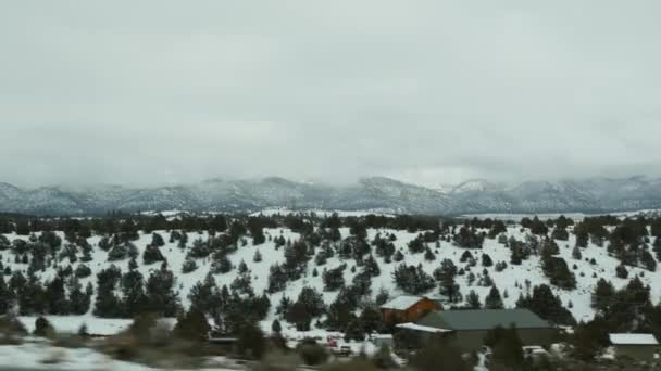 Podróż samochodem z Syjonu do kanionu Bryce w Utah. Autostopem podróżuje po Ameryce, droga 89 do Dixie Forest. Zimowa podróż lokalna, spokojna atmosfera i góry śniegu. Widok z samochodu — Wideo stockowe