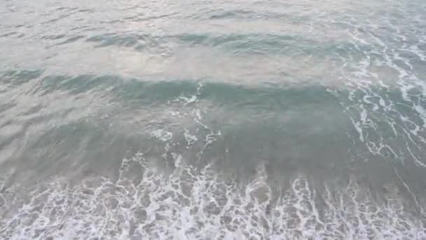 Тихоокеанські великі хвилі, що спалахують, каліфорнійського узбережжя моря США. Структура поверхні води і морська піна. — стокове відео