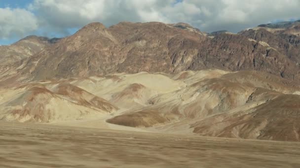 Kirándulás a Death Valley, Művészek Palette drive, California Amerikai Egyesült Államok. Autós stoppolás Amerikában. Autópálya, színes csupasz hegyek és száraz éghajlati vadon. Kilátás az autóból. Utazás Nevadába — Stock videók