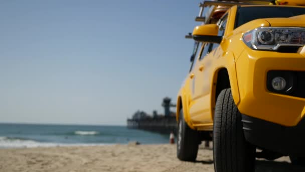 Żółty samochód ratownika, Ocean Beach California USA. Samochód ratowniczy, pojazd ratowniczy. — Wideo stockowe