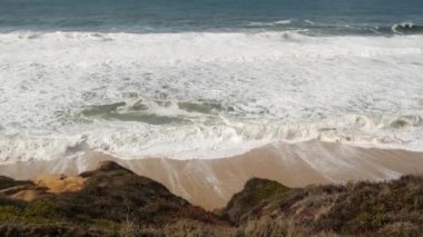 Okyanus dalgaları ve kayalar, Monterey, Kuzey Kaliforniya, ABD. Big Sur 'a 17 mil mesafede, Pasifik Sahil Otobanı' ndaki sahil golf turistik tesisi. Çakıl Sahili 'nin su ve deniz esintisi. Yolculuk