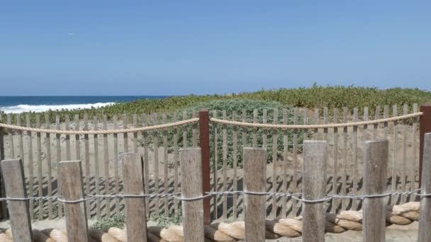 Onde estive sulla spiaggia, California litorale USA. Oceano Pacifico costa, recinzione picchetto sulla riva del mare. — Video Stock