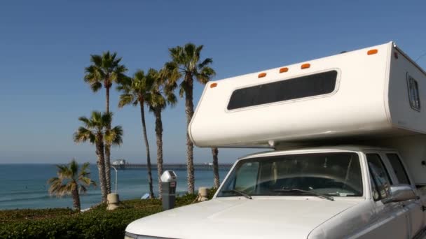 Campertrailer of caravan voor roadtrip. Ocean beach, Californië Verenigde Staten. Camper van, camper camper. — Stockvideo