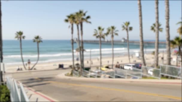 Kaliforniya okyanus sahiline giden yol. Yaz zamanı palmiye ağaçları. Los Angeles yakınlarında yaz mevsimi. Deniz dalgaları. — Stok video