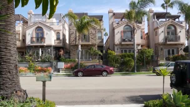 路上の郊外住宅。タウンハウスの建物の外観建築。アメリカにおける住宅不動産 — ストック動画