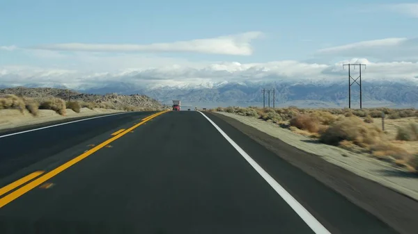 Viaje por carretera a Death Valley, conduciendo un auto en California, EE.UU. Hacer autostop viajando por América. Carretera, montañas y desierto seco, árido clima salvaje. Punto de vista del pasajero del coche. Viaje a Nevada —  Fotos de Stock