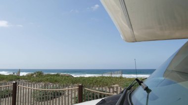 Karavan ya da yolculuk için karavan. Okyanus plajı, California USA. Kamp aracı, karavan evi..