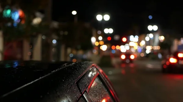 Calle desenfocada por la noche. Luces de la ciudad, coches en la noche lluviosa. Camino en enfoque suave. Crepúsculo en Estados Unidos. — Foto de Stock
