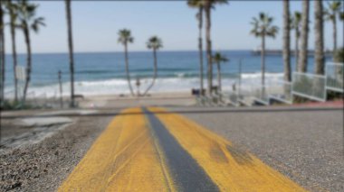 Kaliforniya okyanus sahiline giden yol. Yaz zamanı palmiye ağaçları. Los Angeles yakınlarında yaz mevsimi. Deniz dalgaları.