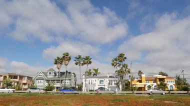 Caddedeki banliyö evleri. Binaların dış mimarisi. California, ABD 'de ikamet yeri..
