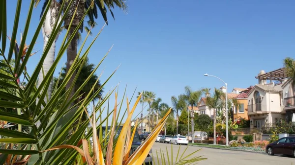 Casas suburbanas en la calle. Edificios adosados arquitectura exterior. Inmobiliarias residenciales en Estados Unidos — Foto de Stock