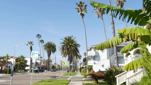 Casas en la calle suburbana, California USA. Edificios genéricos, distrito residencial cerca de Los Ángeles. — Foto de Stock