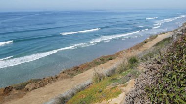 Seascape Vista Point, Del Mar Torrey Pines, Kaliforniya kıyısı ABD. Okyanus gelgiti, mavi deniz dalgası