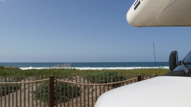 Автомобільний трейлер або фургон для дорожньої подорожі. Океанський пляж, Каліфорнія, США. Camper van, RV motor home. — стокове відео