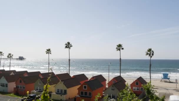 Cottages in Oceanside California USA На пляжі бунгало. Океанічні берегові пальми. Вежа для рятування. — стокове відео
