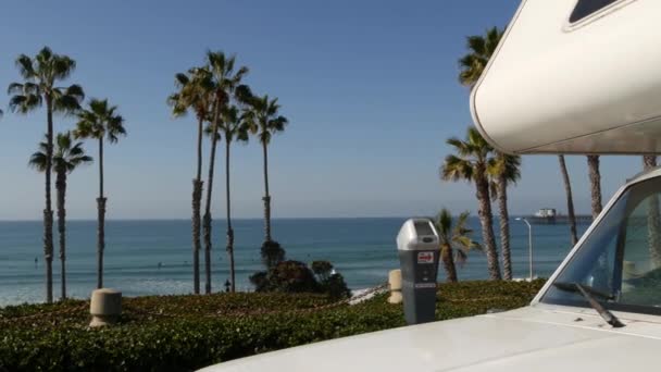 자동차 이동 주택 또는 도로 여행을 위한 대상. 미국 캘리포니아주오션 해변. 캠퍼 밴 , RV 모터 홈. — 비디오