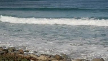 Okyanus dalgaları ve kayalar, Monterey, Kuzey Kaliforniya, ABD. Big Sur 'a 17 mil mesafede, Pasifik Sahil Otobanı' ndaki sahil golf turistik tesisi. Çakıl Sahili 'nin su ve deniz esintisi. Yolculuk