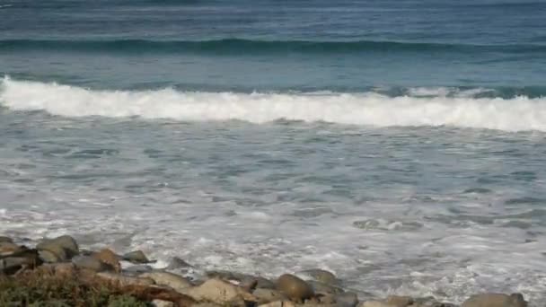 Onde e rocce oceaniche, Monterey, California del Nord, USA. 17 miglia di auto vicino a Big Sur, località turistica di golf sul mare sulla Pacific Coast Highway. Spruzzando acqua e brezza marina della spiaggia di ghiaia. Viaggio in macchina — Video Stock