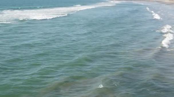 Oceano Pacífico ondas grandes salpicando, costa da Califórnia seascape EUA. Textura da superfície da água e espuma do mar — Vídeo de Stock