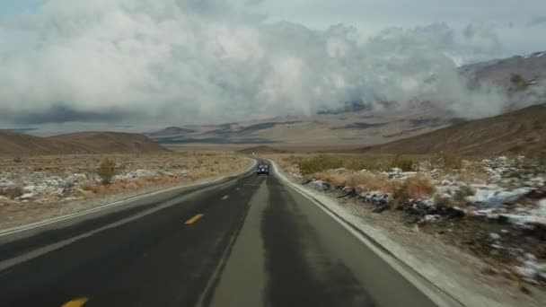 Viaje por carretera a Death Valley, conduciendo un auto en California, EE.UU. Hacer autostop viajando por América. Carretera, montañas y desierto seco, árido clima salvaje. Punto de vista del pasajero del coche. Viaje a Nevada — Vídeos de Stock