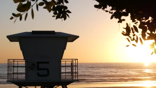 Torre de vigilancia de salvavidas soleada playa puesta de sol. Cabaña Watchtower, costa pacífica del océano. California verano — Vídeo de stock