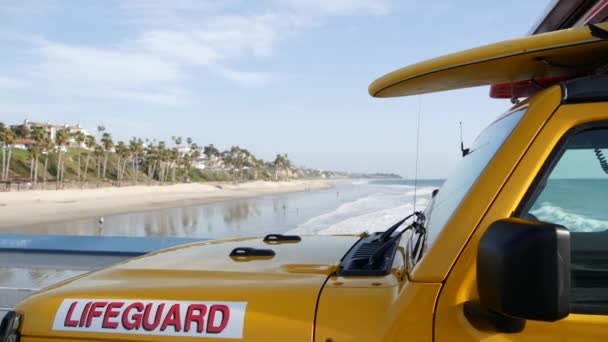 Coche salvavidas amarillo, playa del océano California USA. Camioneta de rescate, vehículo salvavidas. — Vídeos de Stock